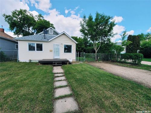 618 8 Th St E, House with 2 bedrooms, 1 bathrooms and 1 parking in Prince Albert SK | Card Image