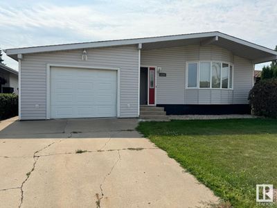 5125 45 A Ave, House other with 5 bedrooms, 2 bathrooms and null parking in Vegreville AB | Image 1