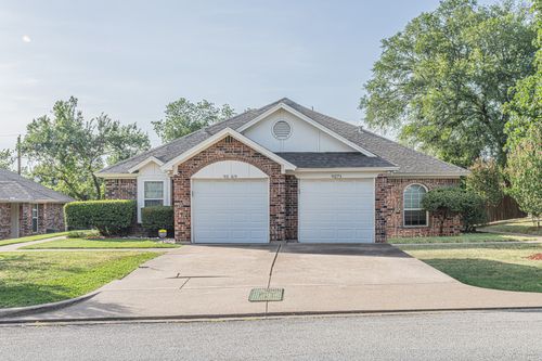 9269 Meandering Dr, North Richland Hills, TX, 76182-3273 | Card Image