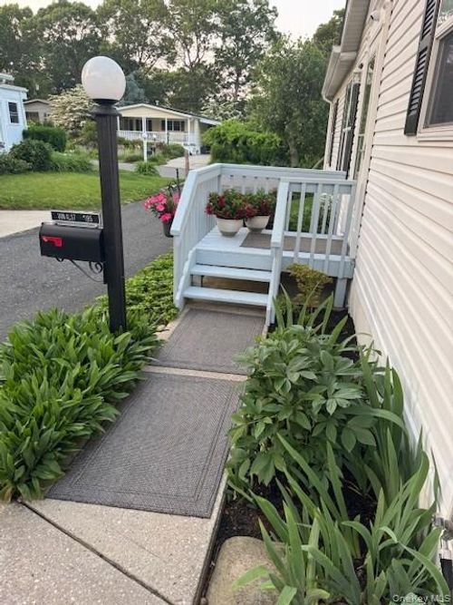 1661 Old Country Rd, Riverhead, NY, 11901-4400 | Card Image