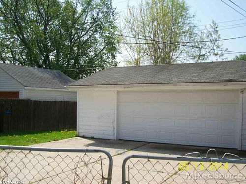 8076 Standard, Center Line, MI, 48015-1301 | Card Image