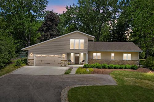 8414 W Poplar Drive, Mequon, WI, 53097 | Card Image