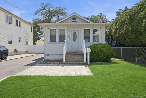 707 5th Street Street S, Babylon, NY, 11757 | Card Image