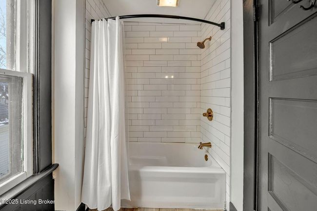 tub shower combo 2nd floor | Image 16