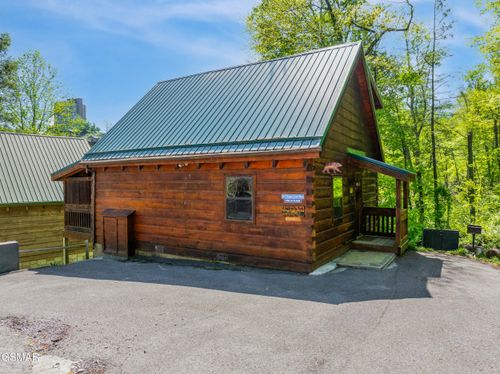 817 Eagle Cove Way, Gatlinburg, TN, 37738-1439 | Card Image