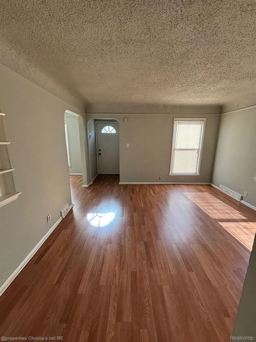 19345 Plainview Ave, Detroit, MI, 48219-2733 | Card Image