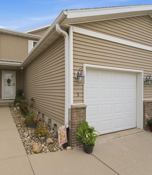 5-4902 Algonquin Dr, Cedar Falls, IA, 50613-8026 | Card Image