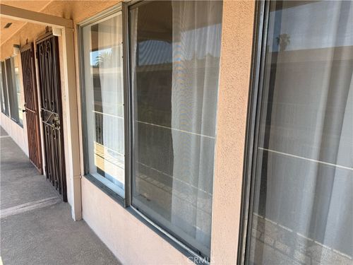 2m-527 S Cedar Ave, Long Beach, CA, 90802-4617 | Card Image
