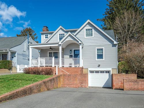 17 Winans Pl, Locust Valley, NY, 11560-1827 | Card Image