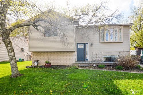 8675 Lillian Dr, Newport, MI, 48166-9326 | Card Image