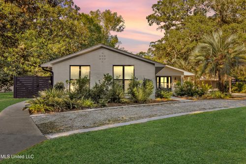 1105 E Cherokee Gln, Ocean Springs, MS, 39564-2801 | Card Image