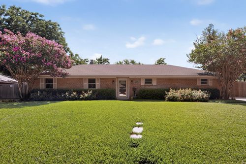 1702 Surrey Circle, Grand Prairie, TX, 75050 | Card Image