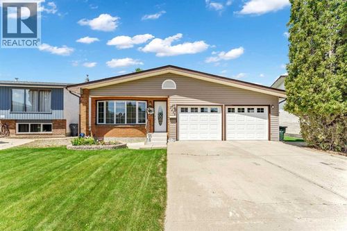 1226 24 Street Se, Medicine Hat, AB, T1B1V9 | Card Image