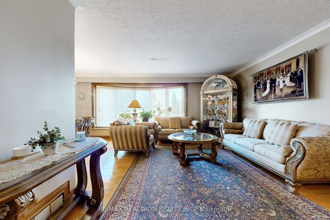 94 Camborne Ave, House other with 4 bedrooms, 2 bathrooms and 5 parking in North York ON | Image 4
