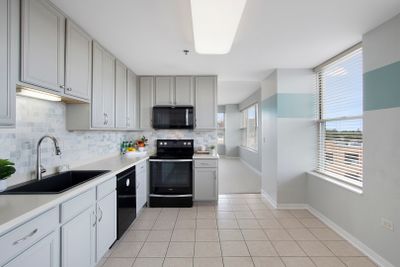 Beautiful Sunny kitchen | Image 3