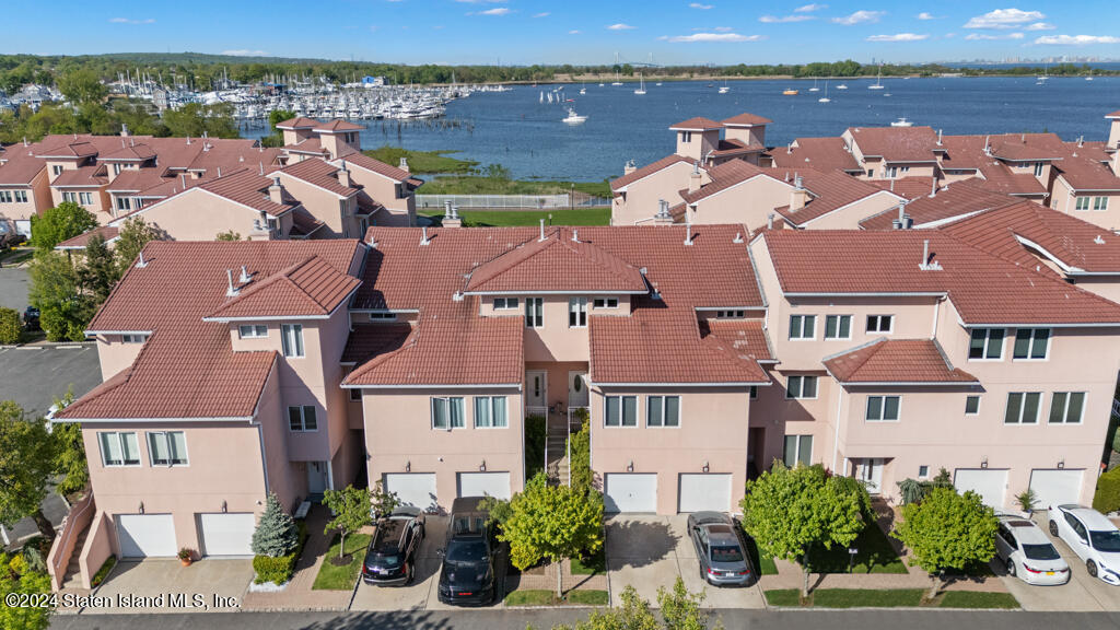 Harbour Ct, Staten Island, NY 10308
