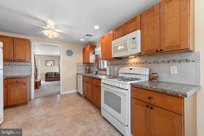 215 W 23 Rd St, House other with 3 bedrooms, 1 bathrooms and null parking in SHIP BOTTOM NJ | Image 15