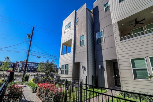 2745 Clinton Dr, Houston, TX, 77020-8435 | Card Image