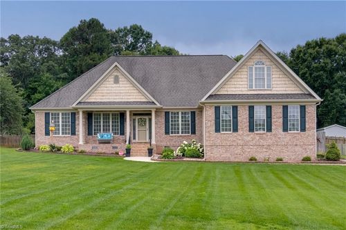160 Serenity Pointe Dr, Kernersville, NC, 27284-9831 | Card Image