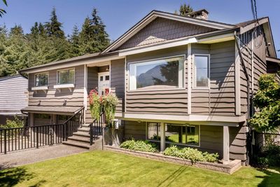 40142 Kalodon Rd, House other with 5 bedrooms, 3 bathrooms and 10 parking in Garibaldi Highlands BC | Image 2