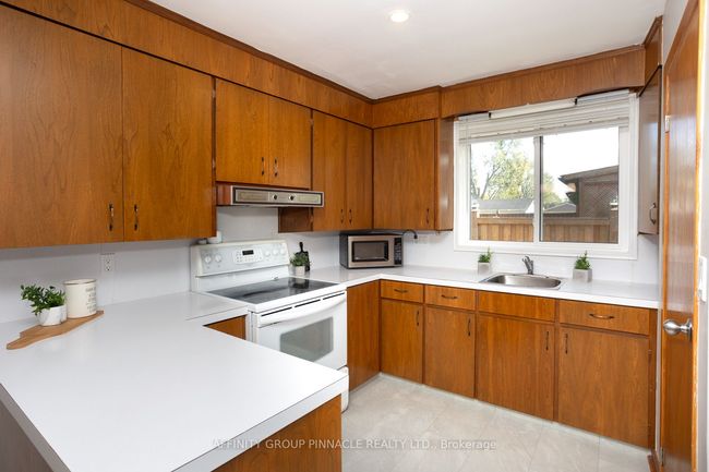 44 St David St, House other with 5 bedrooms, 2 bathrooms and 4 parking in Lindsay ON | Image 8