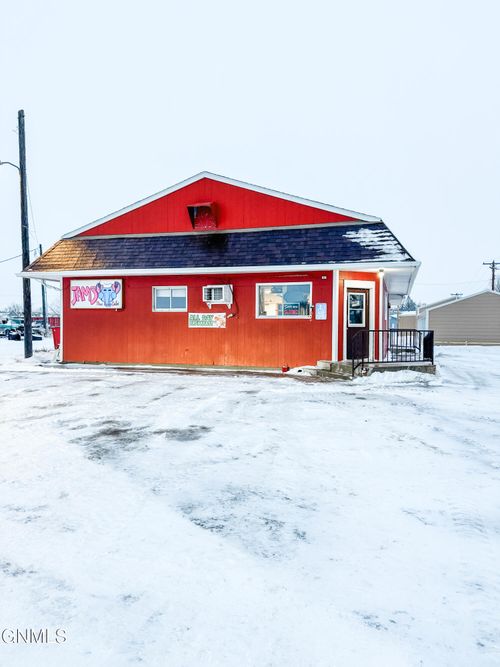 702 4th St Se, Crosby, ND, 58730-3326 | Card Image