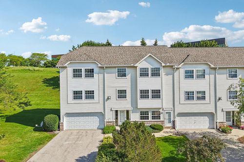 325 Kristin Court W, Brookfield, WI, 53045 | Card Image