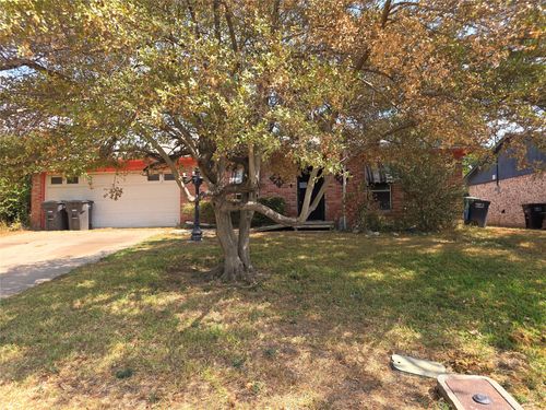 2001 Carverly Dr, Fort Worth, TX, 76112-7614 | Card Image