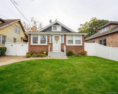31 Seaman Ave, Freeport, NY, 11520-1523 | Card Image