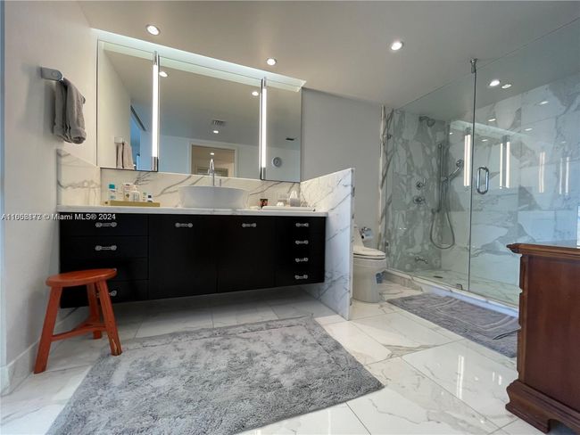 APT-17B - 881 Ocean Dr, Condo with 2 bedrooms, 2 bathrooms and null parking in Key Biscayne FL | Image 4