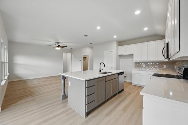 1401 Quail Creek Dr, House other with 3 bedrooms, 2 bathrooms and null parking in Cleburne TX | Image 4