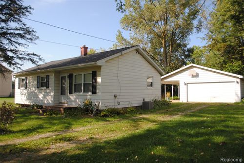 2090 Bramblewood Dr, Burton, MI, 48519-1116 | Card Image