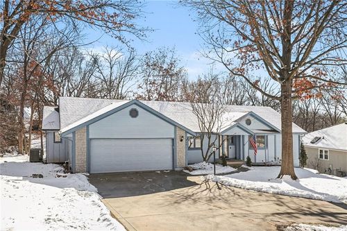 9301 Nw 80th St, Weatherby Lake, MO, 64152-1611 | Card Image