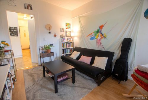 d-22-07 19th Street, New York, NY, 11105 | Card Image