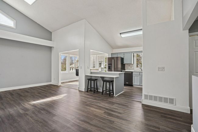 6-web-or-mls-Niagara Ln-2204-006.jpg | Image 6
