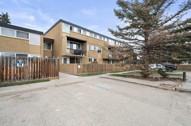 103 - 607 69 Avenue Sw, Home with 3 bedrooms, 1 bathrooms and 1 parking in Calgary AB | Image 6