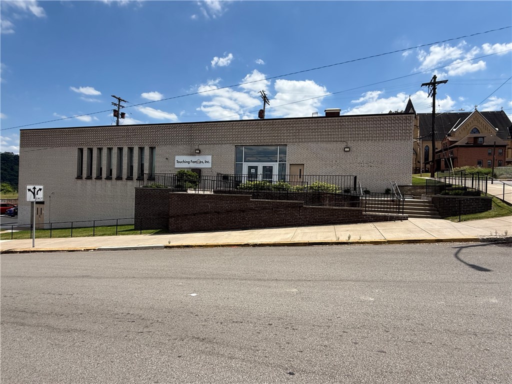 35 Grant Ave, Duquesne, PA 15110
