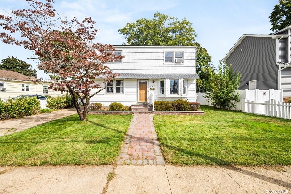 Abington Pl, East Meadow, NY 11554