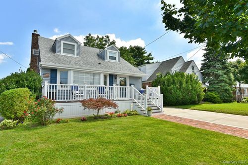 374 Andrews Rd, Mineola, NY, 11501-1201 | Card Image