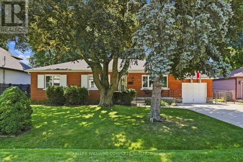 70 Floresta Crt, Ancaster, ON, L9G1R8 | Card Image