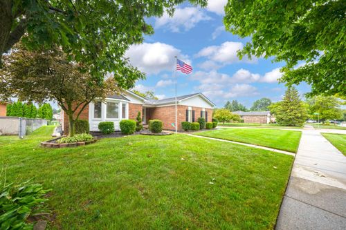 17744 White Plains Dr, Macomb, MI, 48044-5105 | Card Image