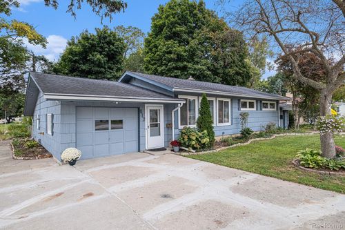 617 Forest Dr, Fenton, MI, 48430-1811 | Card Image