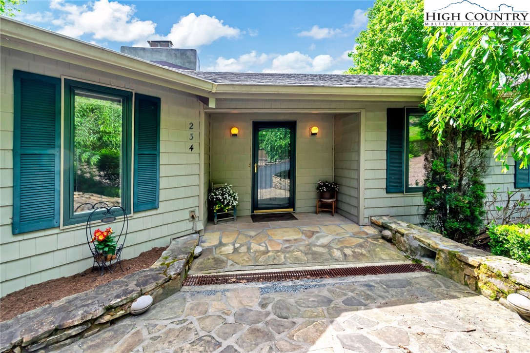 Cliffside Ln, Seven Devils, NC 28604