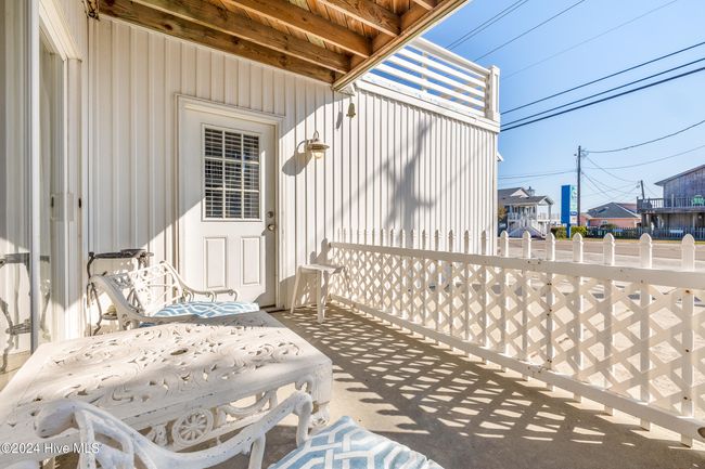 One of the 3 entrances to separate lower unit | Image 4