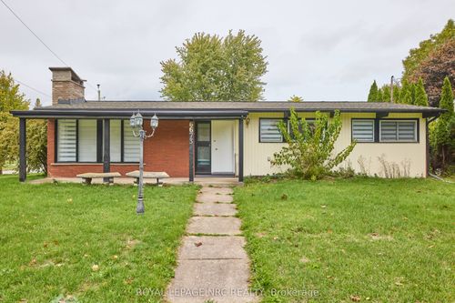 6673 Huggins St, Niagara Falls, ON, L2J1H5 | Card Image