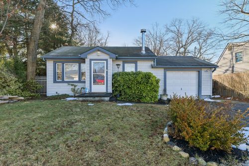 60 Green Ave, Patchogue, NY, 11772-1677 | Card Image