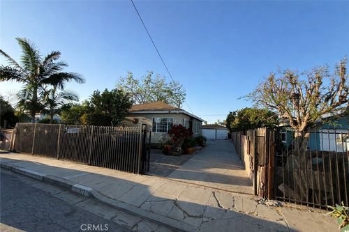 817 W Arbutus St, Compton, CA, 90220-1801 | Card Image