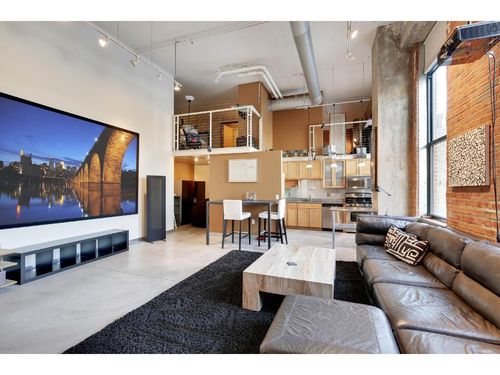 213-250 Park Ave, Minneapolis, MN, 55415-1166 | Card Image