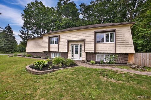 3300 Wildwood Dr, Niagara Falls, NY, 14304-1476 | Card Image
