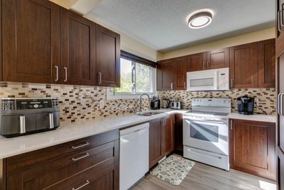 61 - 6915 Ranchview Dr Nw, Home with 3 bedrooms, 2 bathrooms and 1 parking in Calgary AB | Image 2